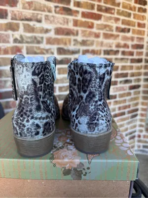 Very G Divine Leopard Print Ankle Booties Off-White/Black Women’s Size 9.5 NIB thumbnail 4