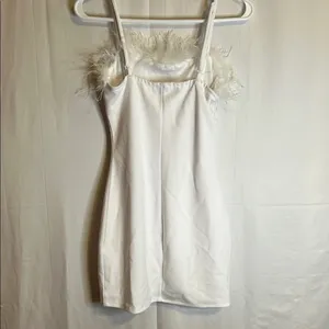 White Sleeveless Scoop Neck Dress with Faux Fur Accent Preowned thumbnail 3