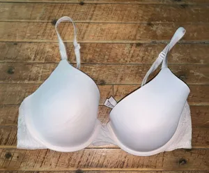 Victoria’s Secret Lacy T-shirt lightly lined 32D Demi bra thumbnail 1