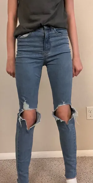Wild Fable High-Rise Distressed Jeans size 2 thumbnail 1