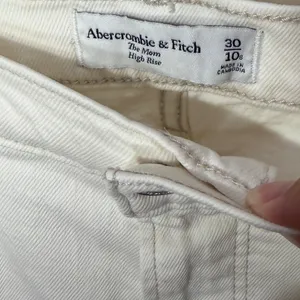 Abercrombie & Fitch The Mom‎ High Rise Jeans Cream Off-White 30/10S thumbnail 5
