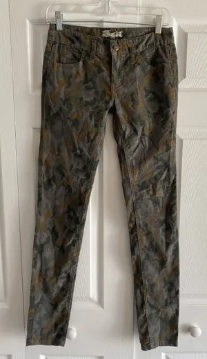 Free People Camo Skinny Corduroy Pants Womens‎ Size 25 Green Camo Cotton Y2K thumbnail 1