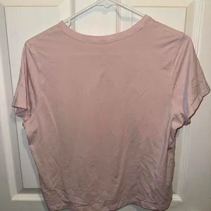 Lululemon tee thumbnail 2
