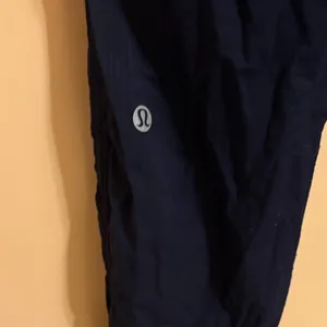 Dance Studio Crop *25” joggers in True Navy thumbnail 7