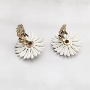 Vintage Clip On Earrings 1" Large Daisy Flower - Floral Whimsical Summer Theme thumbnail 7
