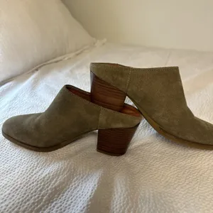 NWOB Size 36 Size 6.5 USA Natalia Blanco Olive Green Suede Stocked Heel Mule thumbnail 3