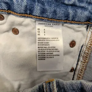 American Eagle Curvy Relaxed Short Light Wash Distressed Denim‎ Size 6 Strigid thumbnail 7