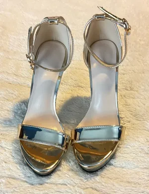 Gold high heels size 6.5 thumbnail 1