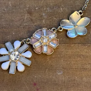Liz Claiborne gold tone flower necklace thumbnail 4