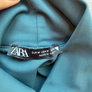 ZARA Teal Mock Neck Tie Scrunch Side Sleeveless Top Size Medium thumbnail 8