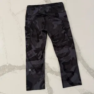 Lululemon Fast & Free High Rise Crop Leggings Women’s 6 Gray Camo Reflective Gym thumbnail 5