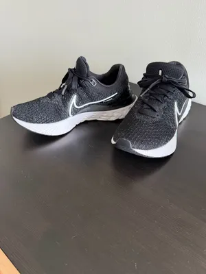 Nike Women’s React Infinity Run Flyknit 3 Black White Size 8.5 thumbnail 3