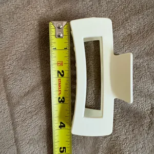 Matte Cream White Large Plastic Claw Hair Clip thumbnail 4