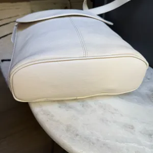 Vintage Unbranded Cream/White Leather Flap Crossbody Bag-Excellent Interior thumbnail 9