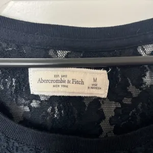 Abercrombie And Fitch Women's Navy Blue Floral Lace Top Shirt Size M thumbnail 3