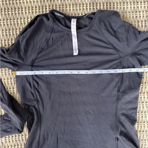Lululemon It’s Rulu Long‎ Sleeve black Shirt 10 Athleisure streetwear workout thumbnail 7