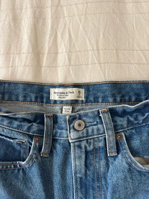 Abercrombie Mid-Rise Curve Love Barrel Jean thumbnail 4