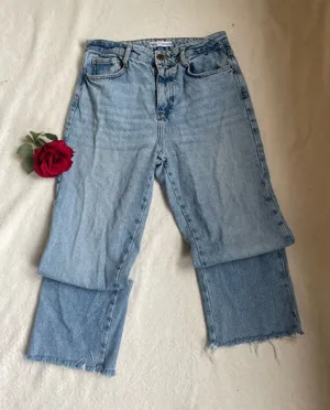 Zara Zara High Rise straight leg Denim Jeans w/ slight fray hem thumbnail 1
