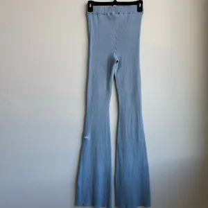 Alo Yoga Denim Knit Ribbed Flare Light Celestial Blue Leggings Pants Size Small thumbnail 4