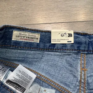 Levi's‎ Premium 501 Original High Rise Distressed Denim Shorts Medium Wash Sz 27 thumbnail 4