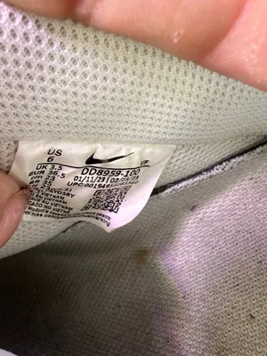 Nike White Low-Top Leather Sneakers thumbnail 9