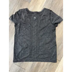Lululemon Gray Short Sleeve Athletic Top Womens Seamless Workout Tee Size 8 thumbnail 4