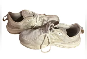 New Balance Women’s Fresh Foam SPT White Running Sneakers v4 size 7 GUC thumbnail 1