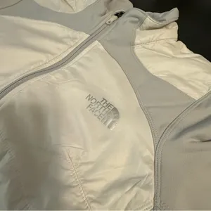 The North‎ Face Women's White and Gray Ski Jacket thumbnail 2