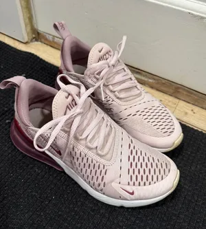 Women’s Nike Air Max 270 Size 7.5 thumbnail 1