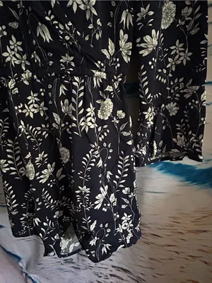 Aeropostale Women’s Black & White Floral V-Neck Romper SM thumbnail 4