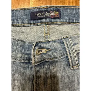 Levi’s Genuinely Crafted Low Rise Skinny Size 9 M Light Wash Blue Distressed thumbnail 3