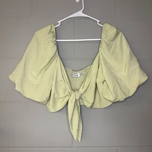 Petal & Pup Celine Top Puff Sleeve Tie Front Blouse in Green Women’s Size 10 thumbnail 3