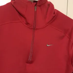 Nike Fit Dry Women’s Medium Pink Color Long Sleeve Hooded Pullover thumbnail 2