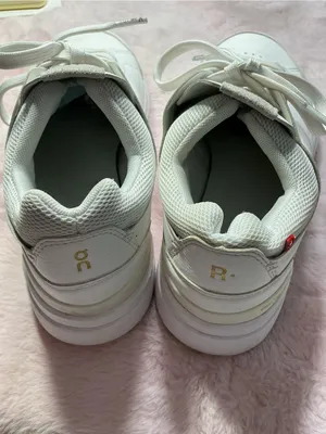 On Running woman’s White Low-Top Leather Sneakers with Gold Logo 163 thumbnail 4