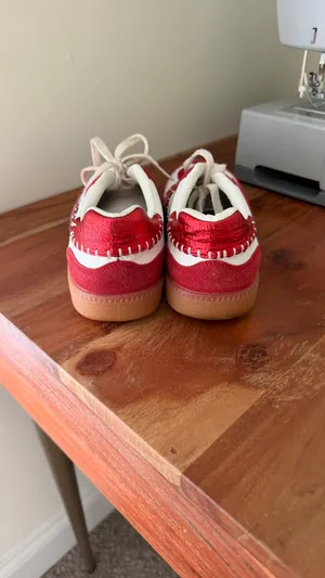 Red sneakers Size 6.5 thumbnail 3