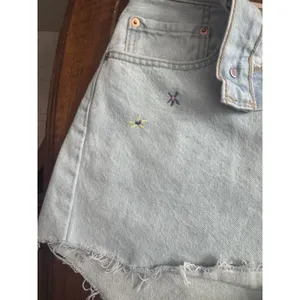 Levi’s 501 Women’s Cut Off Denim Shorts Size W31 Embroidered thumbnail 11