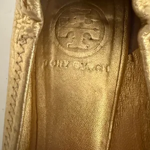 Tory Burch Reva Gold Metallic Ballet Flats Grained Leather Logo Size 7 Y2K thumbnail 11