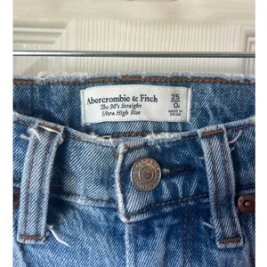 Abercrombie The 90s Straight Ultra High Rise Jeans - Size 25 thumbnail 4