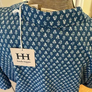 Haute Hippie blue and white flower design 2 piece short pajamas set thumbnail 8