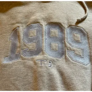 Taylor Swift 1989 Tour Hoodie Size M Grey Purple Center Pocket Cozy Official Mer thumbnail 4