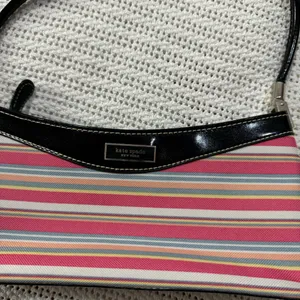 Kate Spade New York – Shoulder Bag Stylish handbag with a vibrant striped print. thumbnail 2