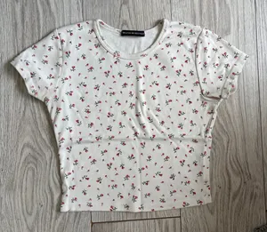Brandy Melville crop white and flower short sleeve thumbnail 1