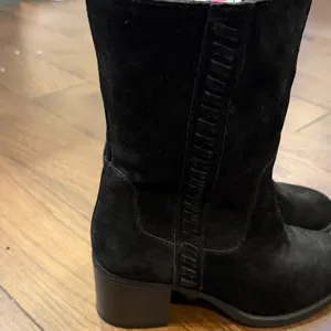 Vince Camuto Zelcinna Water-Repellent Mid-Shaft Suede Boots Size: 8.5W thumbnail 3