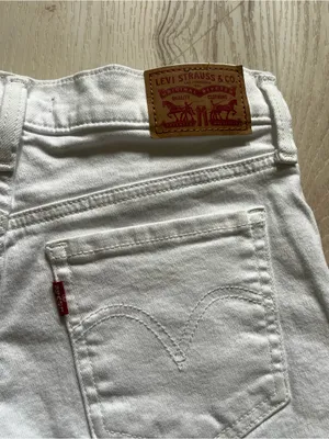 White Levi’s mid length short size 26 thumbnail 5