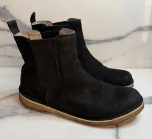 Clarks Wmns Black Leather Desert Peak Chelsea Boots Sz 7.5 Classic Closet Staple thumbnail 1