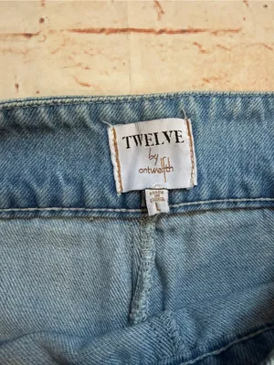 Boutique | Classic High Waist Wide-Leg Women's Jeans in Medium Blue thumbnail 4