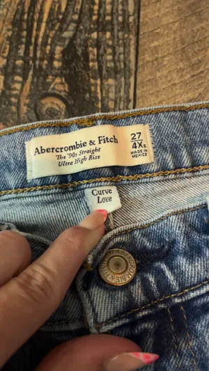 Abercrombie Ultra High-Rise Straight 90s Curve Love Jeans thumbnail 2