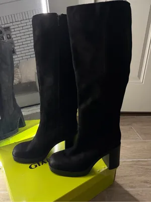 Chelsea & Violet Black Knee-High Block Heel Boots thumbnail 5