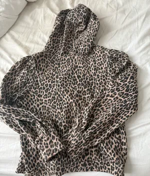 Anthropologie T.La Cropped Leopard print hoodie thumbnail 3