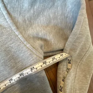 Amazon cropped grey pullover hoodie size M thumbnail 7
